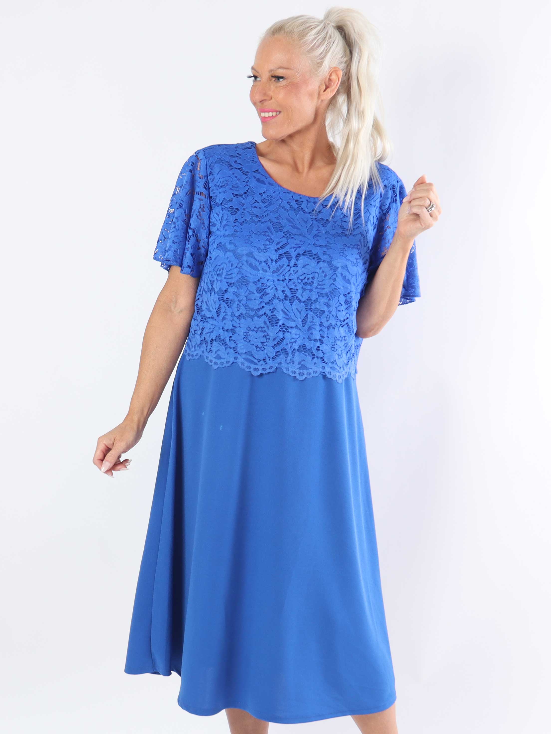 Aniki - Fin feminin plus size kjole med blondestykke foroven